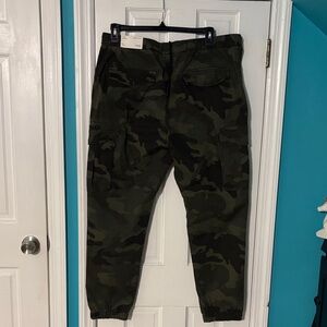 American Eagle Outfitters Green Camo Cargo Pants